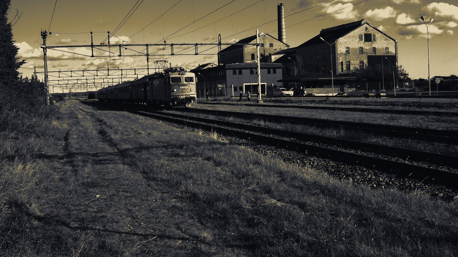 Demiryolu sahasında konteyner yüklü yük treni