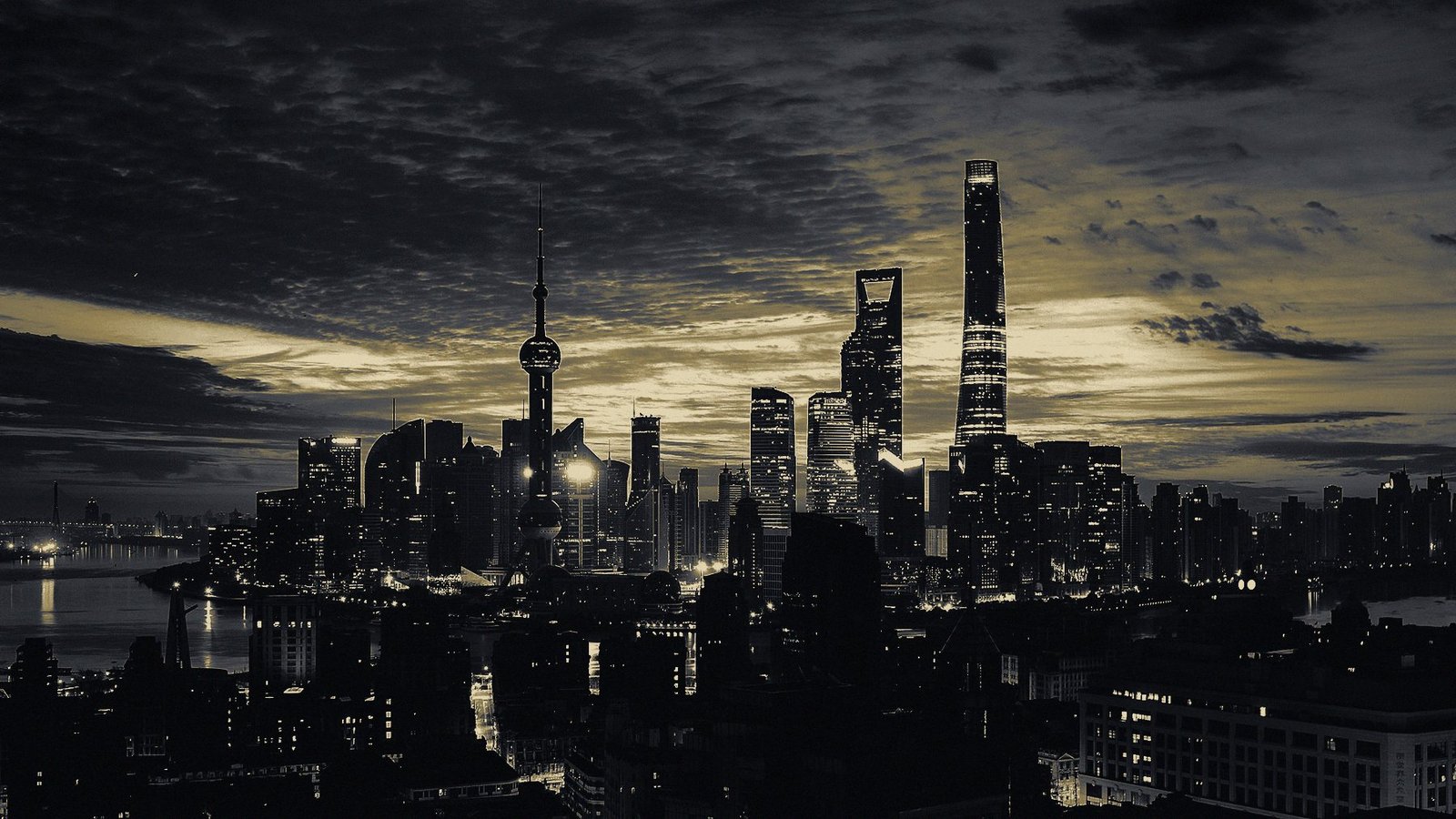 Huangpu nehri üzerinden gece Şanghay silüeti